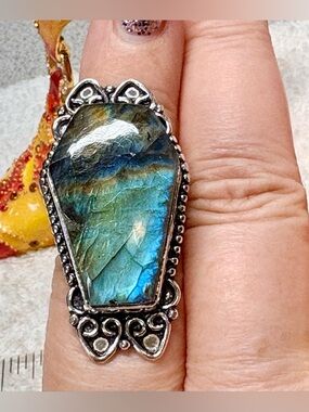 COFFIN-FIERY Labradorite Statement Ring in Iridescent Blue-Green-925